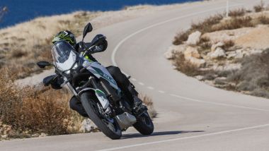 Kawasaki KLE 500SE 2026, bella la posizione di guida, tra le curve