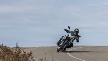 Kawasaki KLE 500SE 2026, precisa e stabile, permette di guidare di buon passo