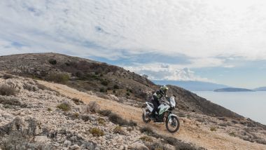 Kawasaki KLE 500SE 2026, l'unico limite in ''off'' &egrave; la distanza limitata tra motore e suolo