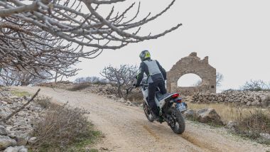 Kawasaki KLE 500SE 2026, il twin convince per prontezza ed erogazione