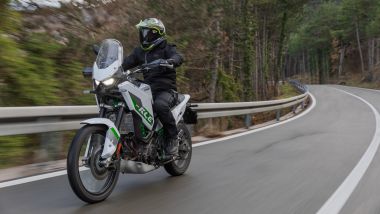 Kawasaki KLE 500SE 2026, buona la protezione aerodinamica