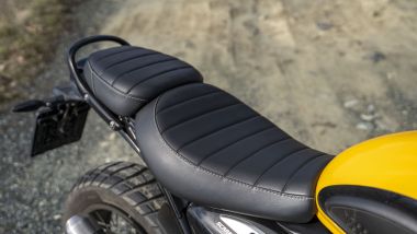 Triumph Scrambler 400 XC, bella (e comoda!) la sella sdoppiata con cuciture a vista