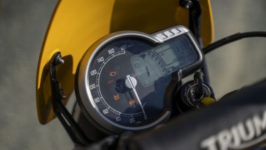 Triumph Scrambler 400 XC, il quadro strumenti misto analogico-digitale &egrave; di bell'aspetto ma un pelo datato, rispetto ai migliori