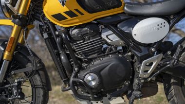 Triumph Scrambler 400 XC, curato esteticamente il motore monocilindrico con finta alettatura