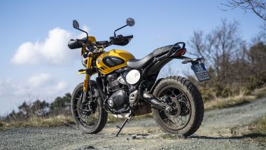 Triumph Scrambler 400 XC, tre i colori per la versione top: su base gialla, bianca o nera