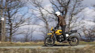 Triumph Scrambler 400 XC, non male la posizione di guida in piedi, al netto di un manubrio un pelo basso