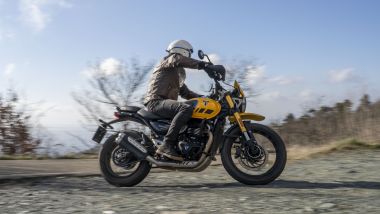 Triumph Scrambler 400 XC, l'escursione delle sospensioni &egrave; perfetta su asfalto e adatta a un ''off'' leggero