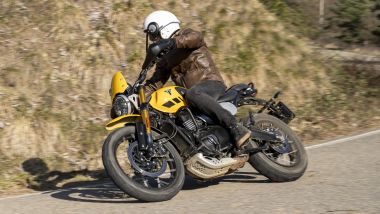 Triumph Scrambler 400 XC, su asfalto &egrave; rotonda, precisa e divertente