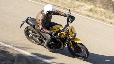 Triumph Scrambler 400 XC,azzeccata la posizione di guida, accogliente anche per pilota di statura medio-alta 