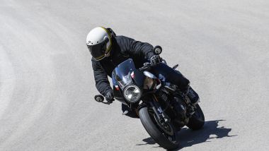 Triumph Thruxton 400 in azione