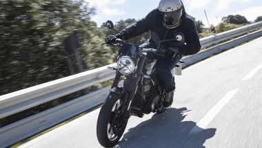 Triumph Tracker 400, la posizione in sella dominante