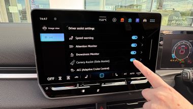 Volkswagen T-Roc, il finto menu dell'infotainment con l'opzione ''assistente canarino''