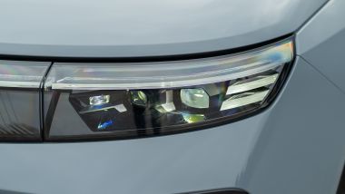 Opel Gandland Electric AWD, le luci Intellilux HD