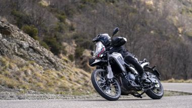 Moto Morini Alltrhike 450, in piega scende progressiva e rassicurante