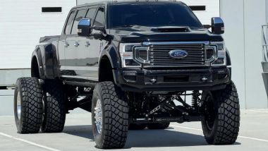 Il Ford F-450 by Stretch my Truck in estensione massima