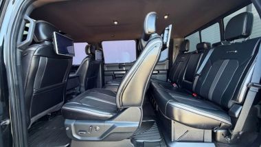 Ford F-450 by Stretch my Truck: spazio per 11