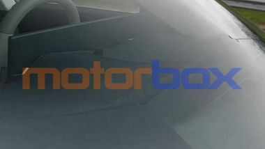 Jaguar GT, l'interno ancora camuffato mostra un grande pannello per la strumentazione digitale