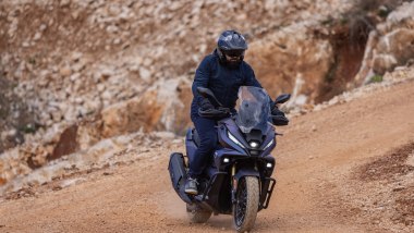 LS2 Bolton Air, uno scatto durante la prova in sella allo scooter adventure di Voge