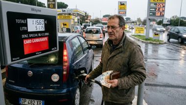 Caro carburante (AI)