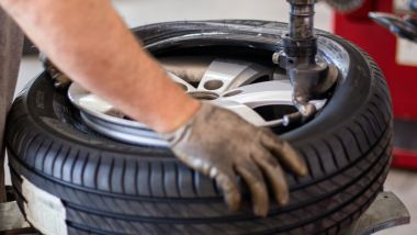 I chip RFID identificano ciascuno pneumatico - Foto di Enis Yavuz su Unsplash