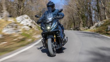Voge SR450X, il frontale offre un valido riparo aerodinamico