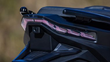 Voge SR450X, sotto al faro ci sono telecamera posteriore e radar per il BSD