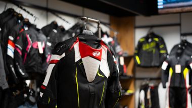 Nelle giacche, la predisposizione per il paraschiena &egrave; obbligatoria, anche su livelli inferiori