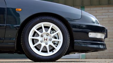 Honda Integra Type R restomod, i cerchi Enkei ripristinati