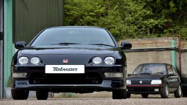 Honda Integra Type R restomod davanti alla Peugeot 205 GTi restaurata da Tolman