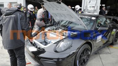Porsche 911 GT4, il tappo del serbatoio &egrave; sotto al cofano anteriore