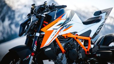 KTM 1390 Super Duke RR 2026, alette sul serbatoio danno carico all'avantreno