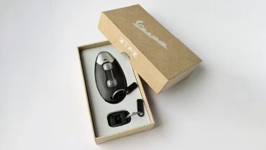 Vespa Primavera 180 e Vespa Sprint 180 2026, l'avviamento &egrave; keyless
