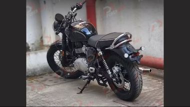 Triumph Bonneville 400, sbucano altre foto spia. La moto appare molto curata. Bello il basamento color alluminio