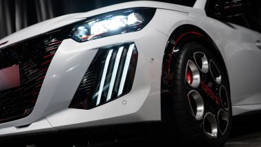 Nuova Peugeot 208 GTi, carrozzeria ''bombata'', cerchi da 18''