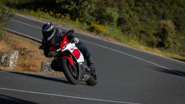 Yamaha R7 2026, su strada il comfort migliora, ma solo leggermente