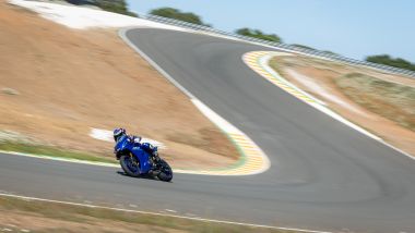 Yamaha R7 2026 tra i sali-scendi dell'impegnativo Circuito do Sol