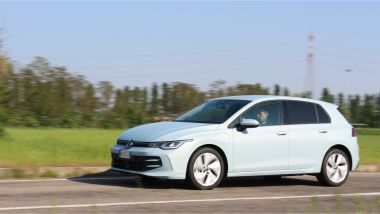 Al volante della Volkswagen Golf eHybrid