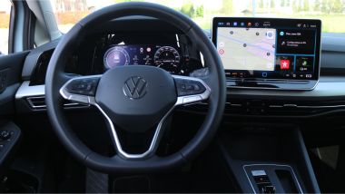 Volkswagen Golf eHybrid, volante e strumentazione