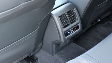 Volkswagen Golf, clima tri-zona (di serie su eHybrid) e pavimento rialzato