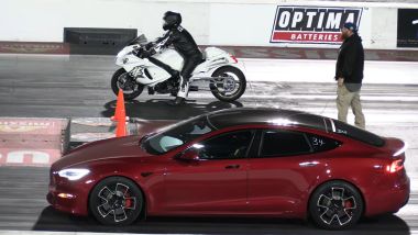 Model S Plaid contro Hayabusa: 3...2...1... (YouTube / Wheels Plus)