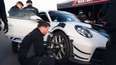 Porsche 911 GT3 RS con kit Manthey: cambio gomme prima del giro record