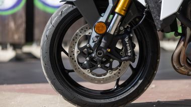 Comparativa ''supermedie'' 2026, l'impianto frenante anteriore della GSX-S1000 Evo