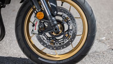 Comparativa ''supermedie'' 2026, l'impianto frenante anteriore della CB1000 Hornet SP