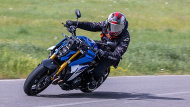 Comparativa ''supermedie'' 2026, la GSX-S offre una certa resistenza a inclinarsi oltre certi angoli di piega