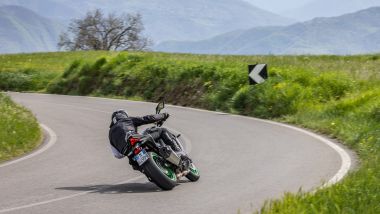 Comparativa ''supermedie'' 2026, la Z1100 SE offre resistenza a inclinarsi in piega col freno anteriore ''pinzato'' 