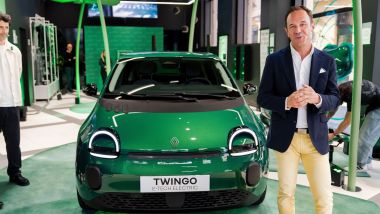 Il CEO di Renault Italia S&eacute;bastien Guigues posa con nuova Twingo, la citycar ''anfibia''