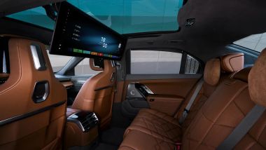 BMW Serie 7 2026: il display touch per gli ospiti