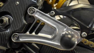 La riduzione di peso della R9 passa anche da componenti racing come queste pedane