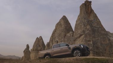 KGM Rexton Sports XL in posa davanti alle caratteristiche rocce della Cappadocia