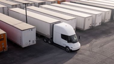 Tesla Semi &egrave; entrato (finalmente) in produzione
